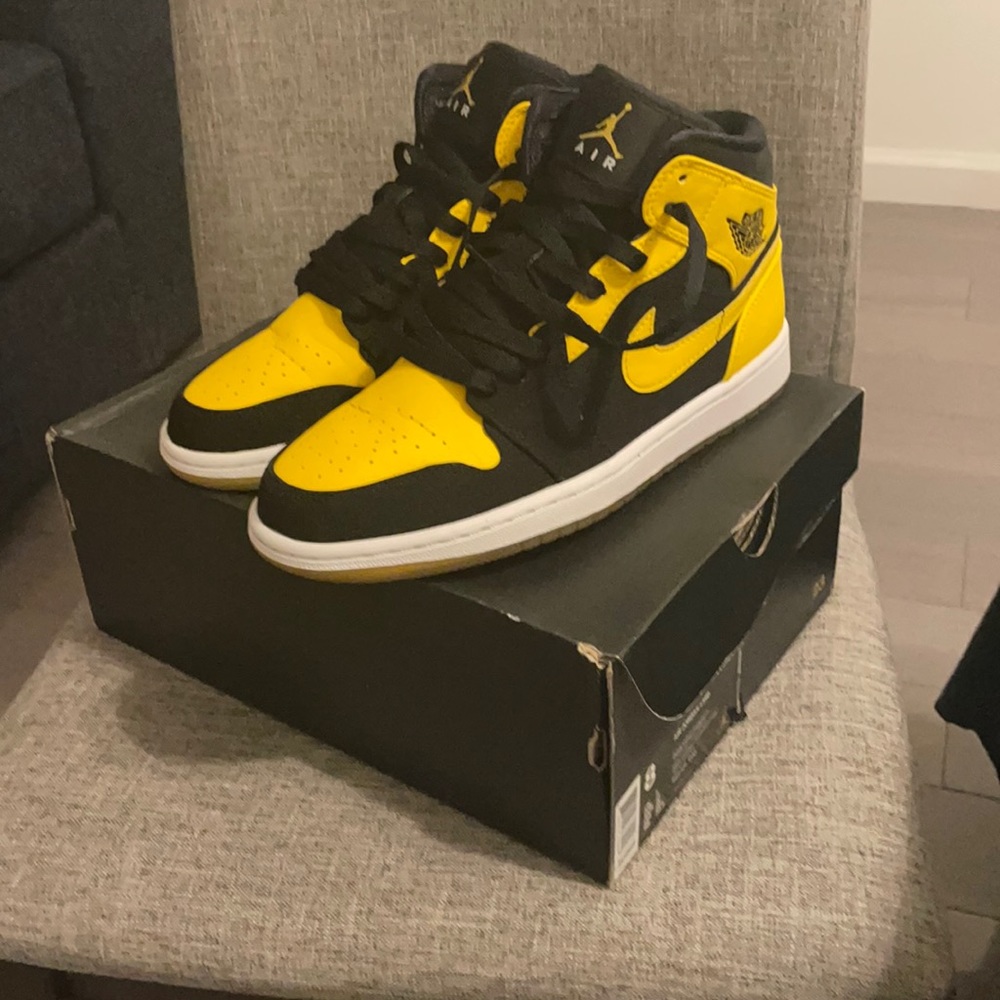 AIR JORDAN 1 RETRO MID “NEW LOVE” 2017